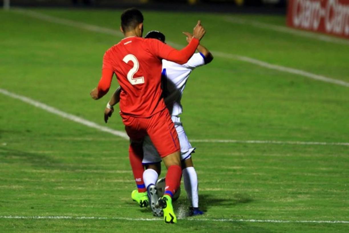 El momento del penal que le cometió el defensa panameño Andrés Andrade a Michaell Chirinos.