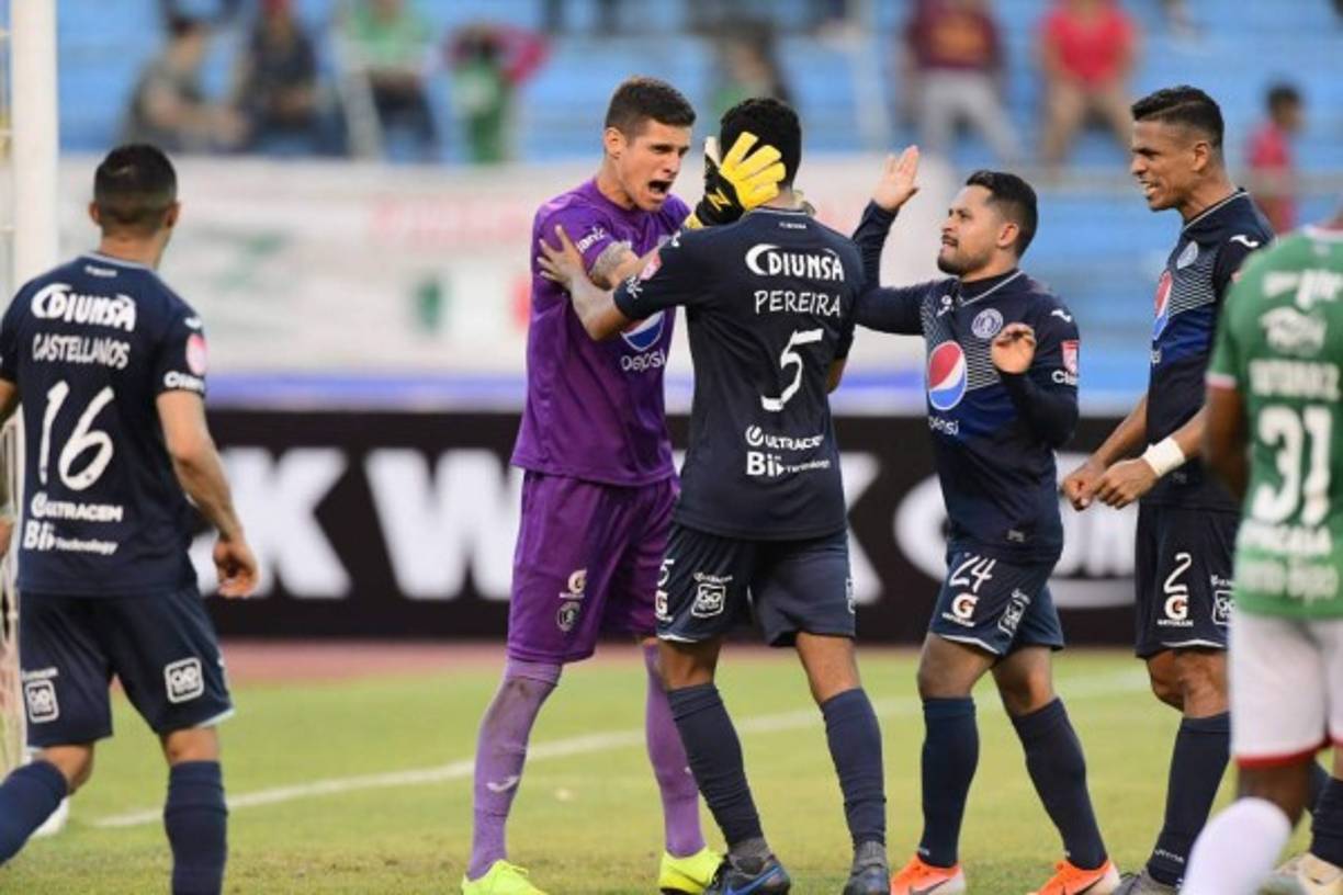 El portero Rougier del Motagua celebró a lo grande tras detenerle el penal a Yustin Arboleda.