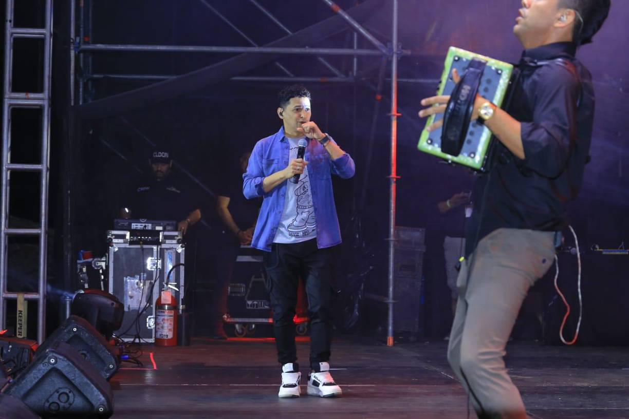 “Olvídala”, “Dime cómo te olvido”, “Quiero que seas mi estrella”, “Cuatro Rosas”, “Esta vida” y “Osito dormilón”, son solo algunas de las canciones que interpretó Jorge Celedón anoche. 