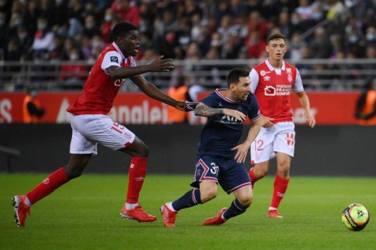 En el primer balón que tocó, Messi fue objeto de falta.