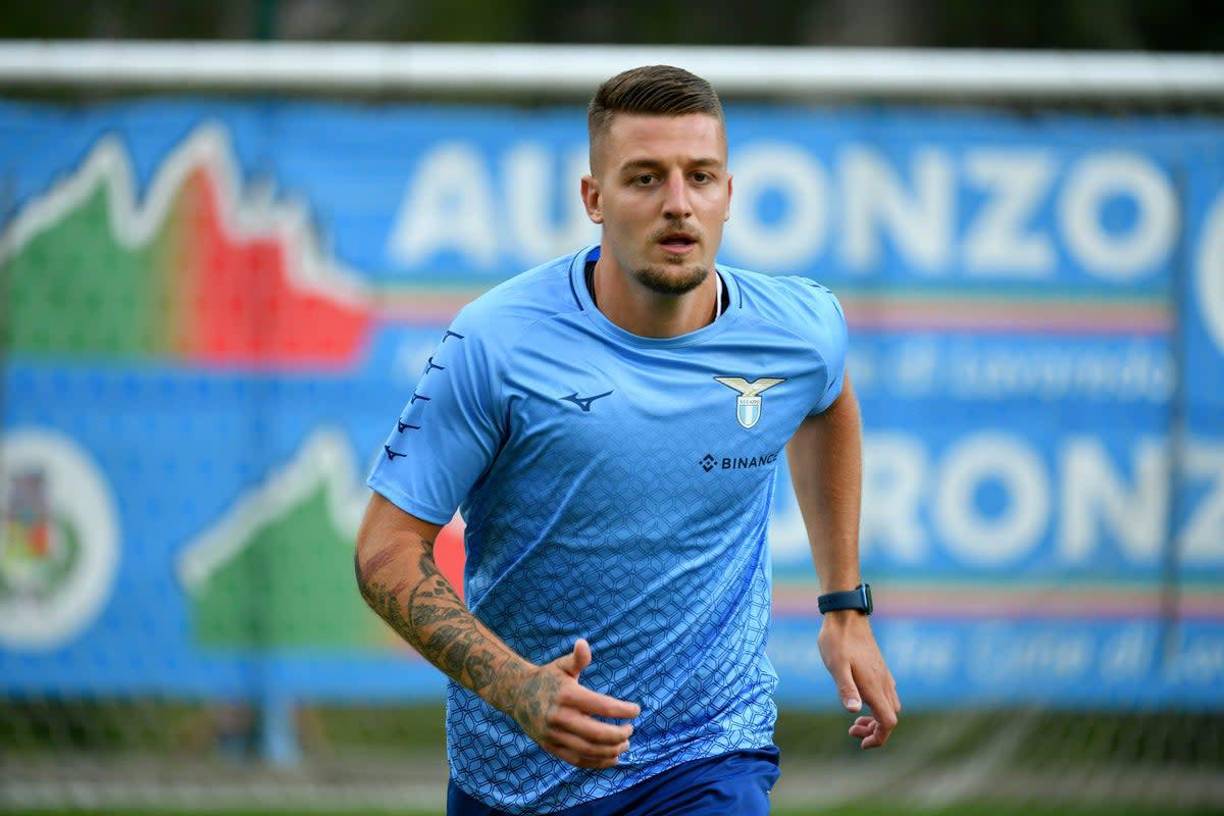 El Manchester United sigue buscando refuerzos para esta temporada. Según información de Telegraph, los Red Devils habrían preguntado a la Lazio por el centrocampista serbio Sergej Milinkovic-Savic. El medio británico asegura que el futbolista costaría 42 millones de libras esterlinas.