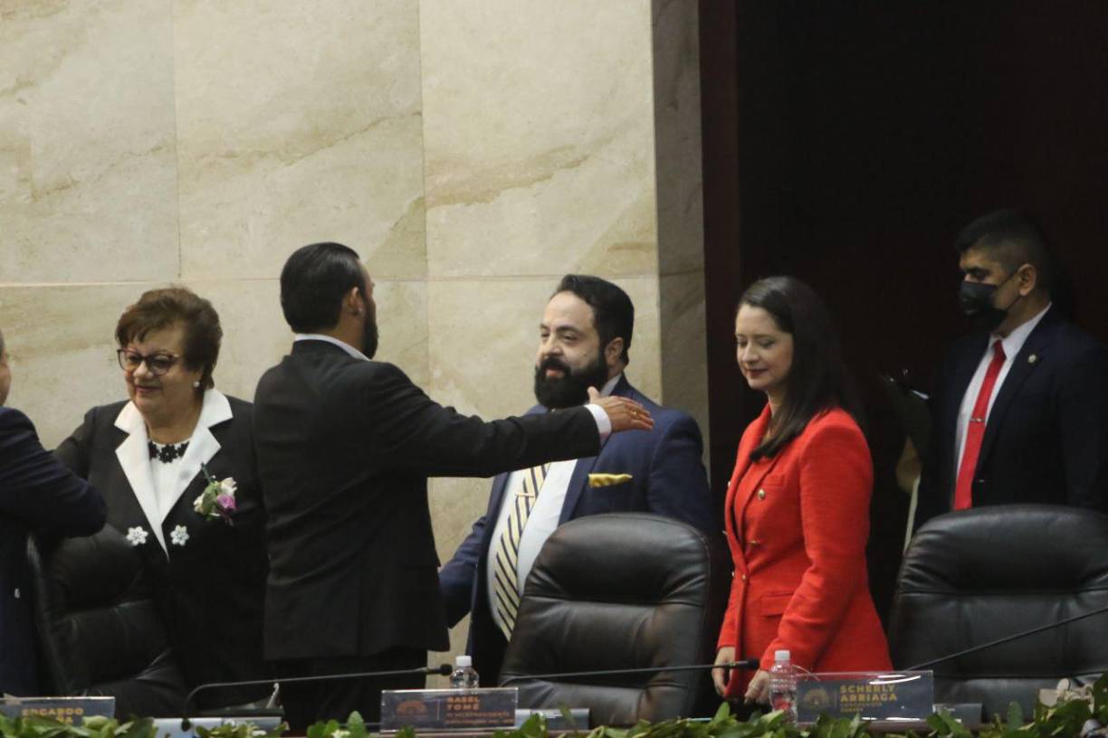 Redondo saluda a Rassel Tomé, mientras la diputada Scherly Arriaga observa.