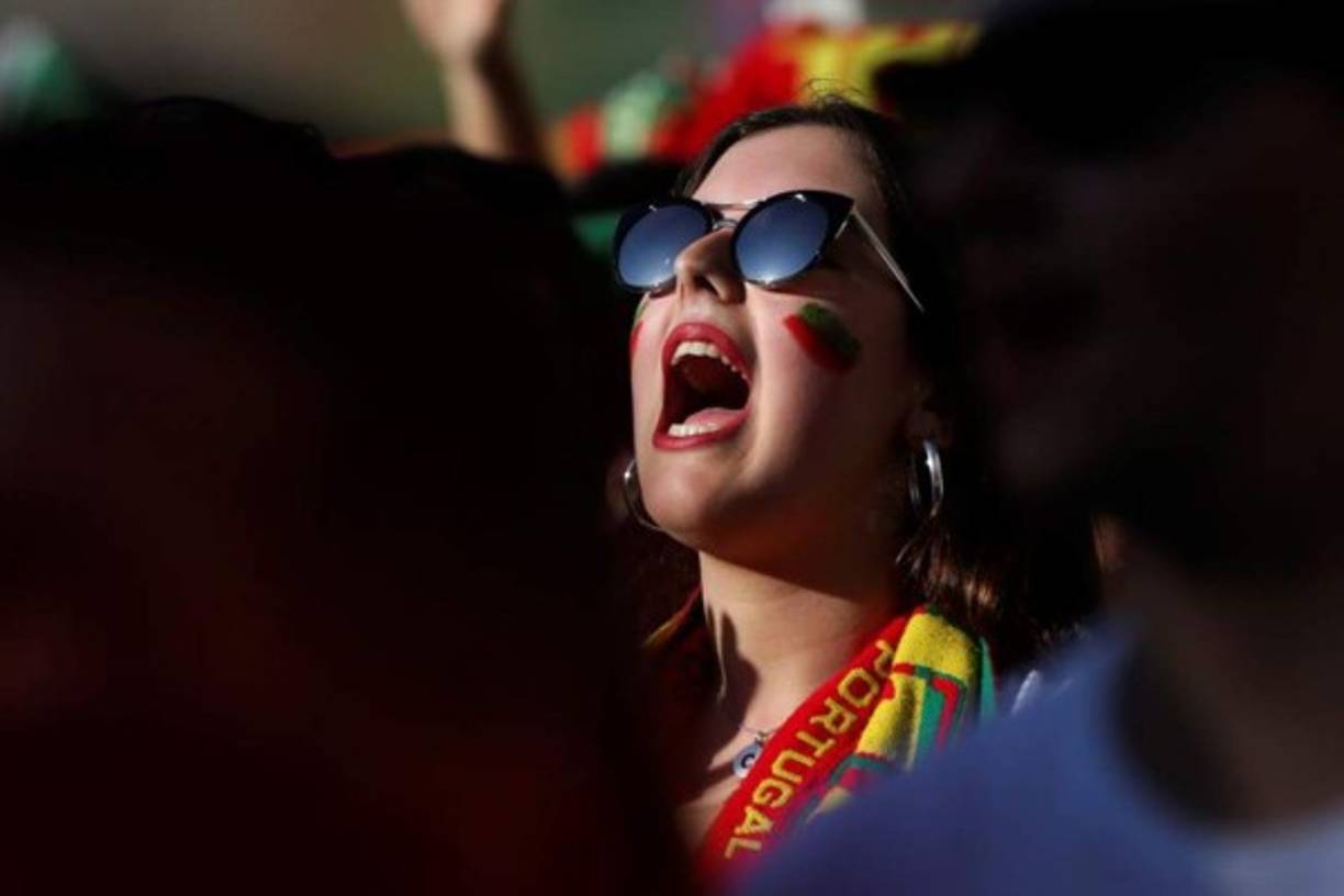Aficionada portuguesa fue captada gritando en apoyo al cuadro luso. Foto EFE