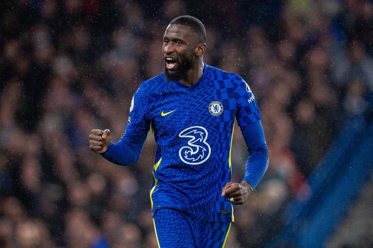 Antonio Rudiger, central alemán de 28 años que acaba contrato con el Chelsea en junio, está en la agenda del Real Madrid para reforzar su defensa de cara a la próxima temporada. El jugador explicó en ‘Sky Sports’ sobre la etapa que está viviendo en Stamford Bridge que “lo estoy disfrutando. Creo que tienes que verlo por capítulos, y he disfrutado este capítulo, lo he disfrutado hasta ahora. Es el mejor momento de mi carrera”.
