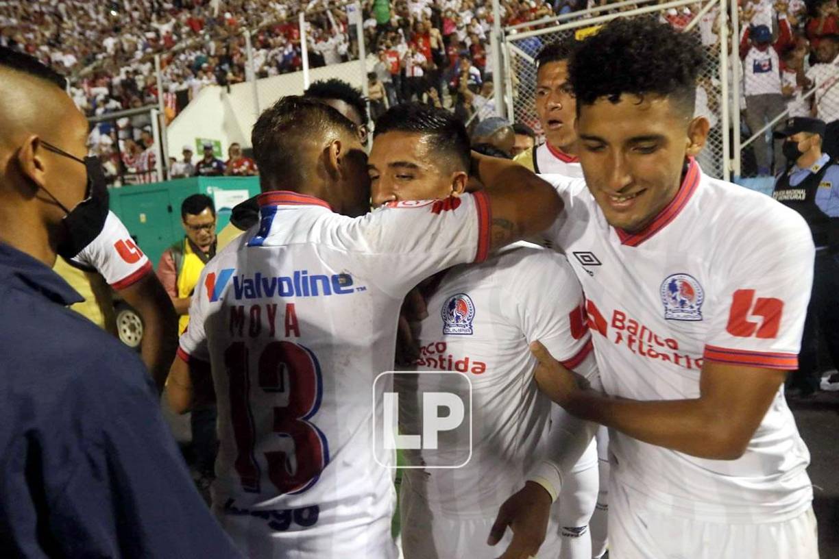 Michaell Chirinos fue abrazado por sus compañeros tras el gol ante Municipal.