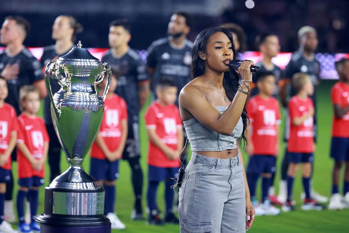 La cantante Kennedy Holmes cantó el Himno Nacional de Estados Unidos antes del comienzo del partido de la final de la US Open Cup.