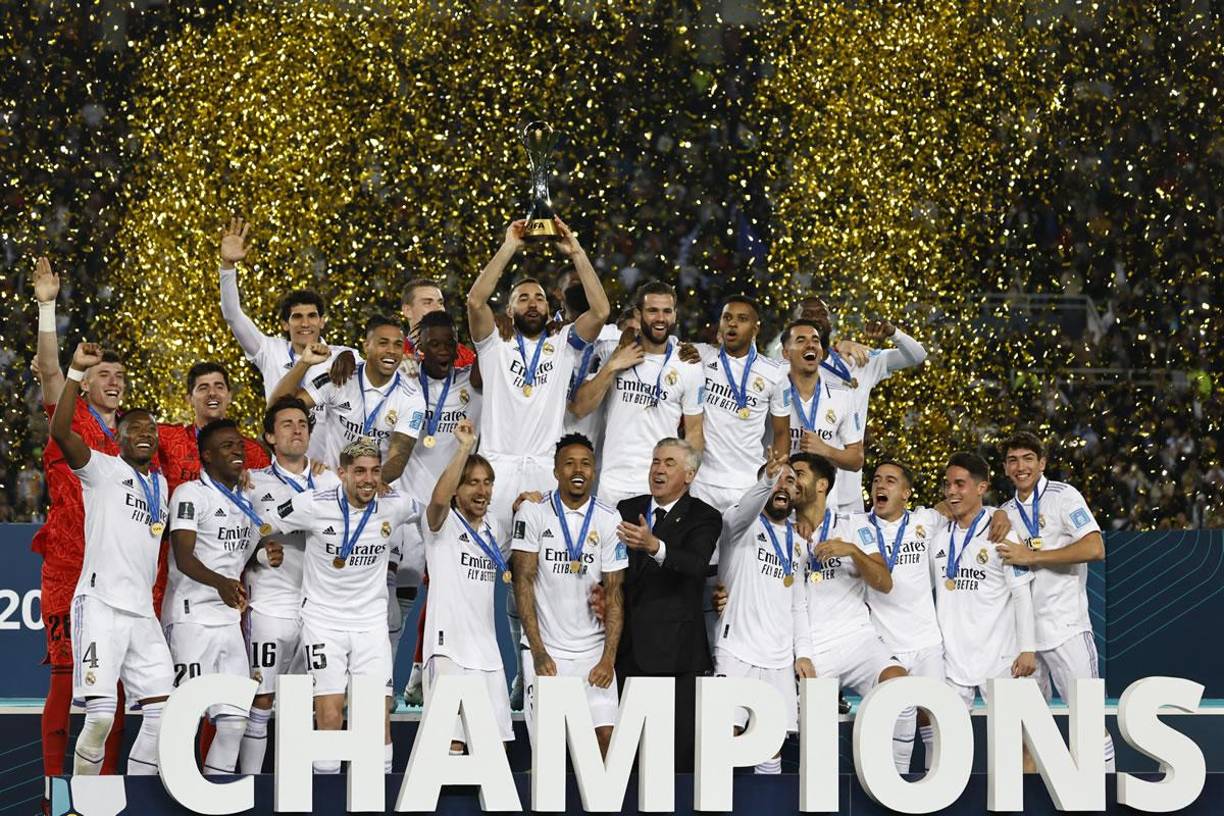 La celebración del Real Madrid con el trofeo de campeones del Mundial de Clubes.