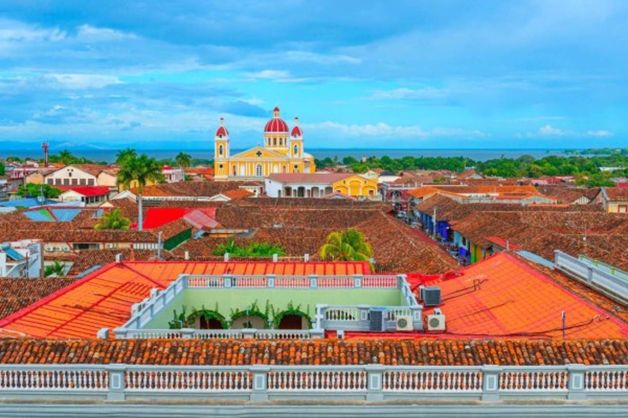 9. Granada - Nicaragua<br/><br/>Granada es una ciudad nicaragüense situada en el lago Nicaragua. Alberga diversos monumentos coloniales españoles que han sobrevivido a repetidas invasiones piratas. <br/><br/>En la plaza principal de la ciudad, el Parque Central, destaca la colorida fachada neoclásica de la catedral de Granada, que data de 1583. <br/>