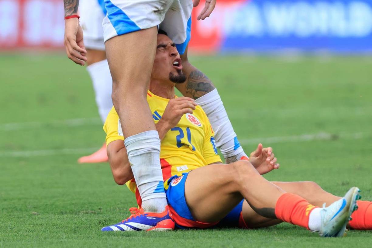 Daniel Muñoz sufrió un penal en el segundo tiempo tras una barrida de Nicolás Otamendi.