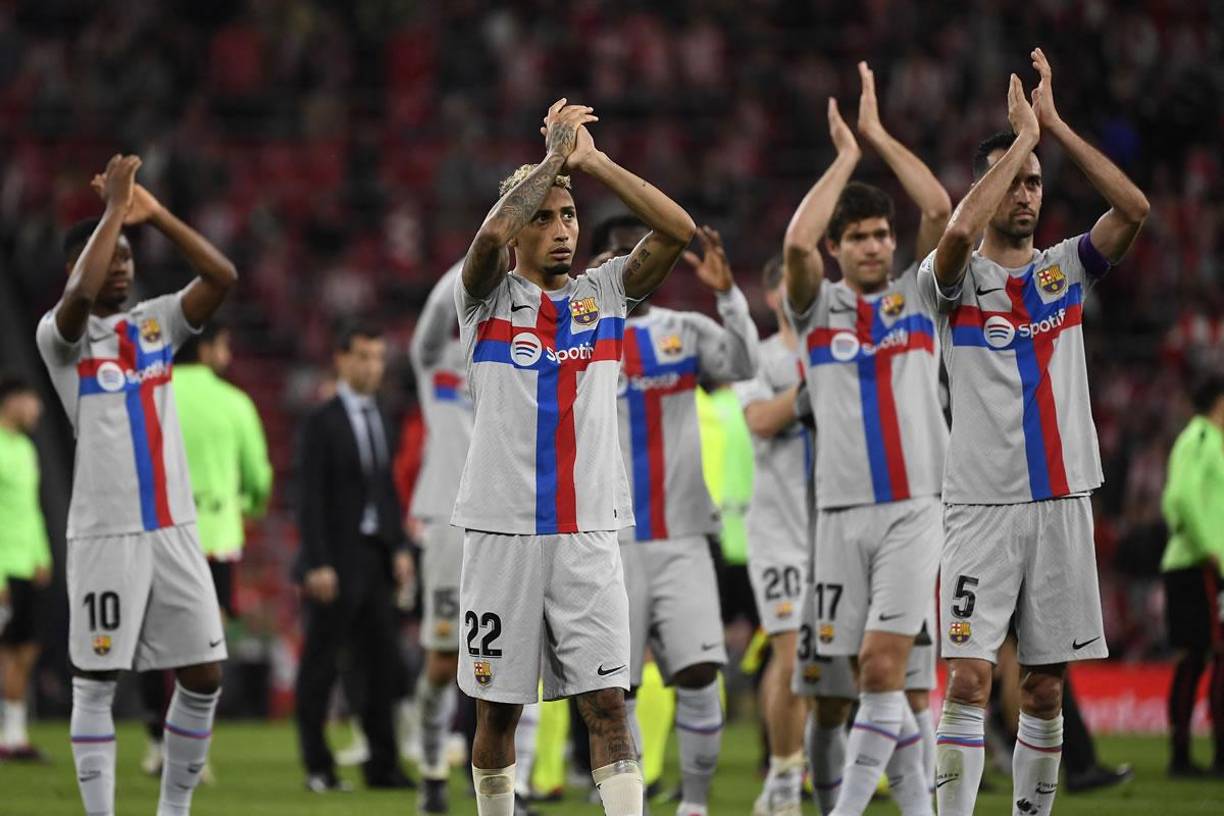 La celebración de los jugadores del Barcelona tras ganar en San Mamés.