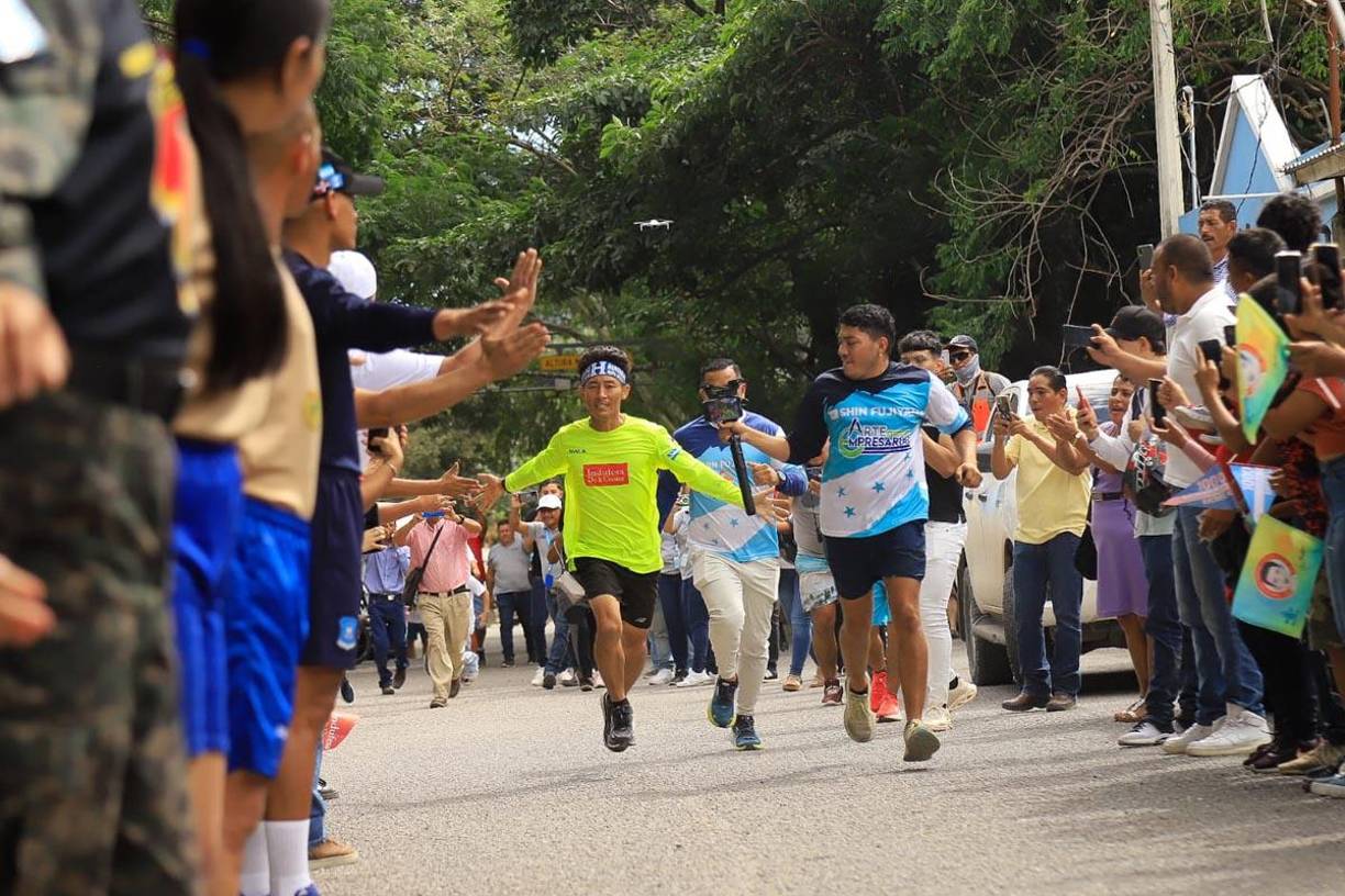 Pobladores de Tegucigalpa y Colón llegaron hasta la frontera entre El Salvador y Honduras para dar sus muestras de apoyo al influencer japonés. 