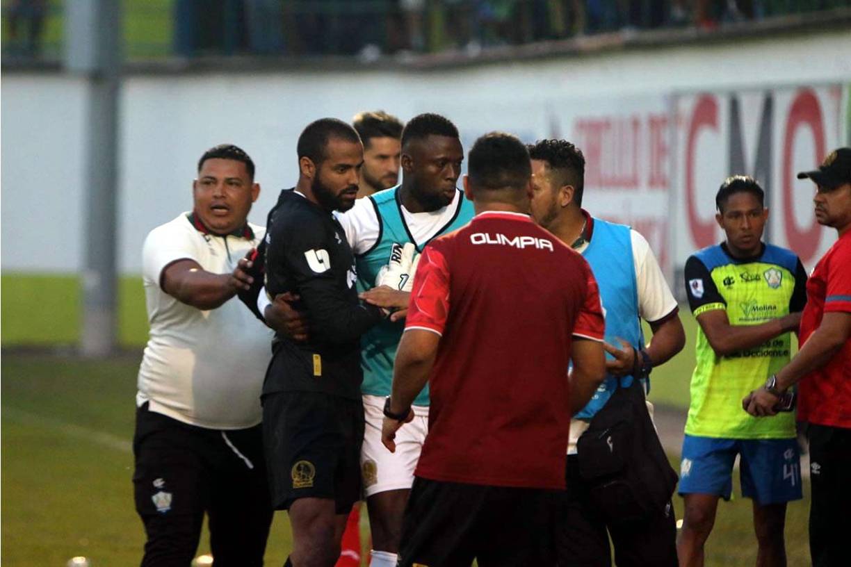 Al final del partido, Edrick Menjívar protagonizó una bronca y lo tuvieron que controlar.