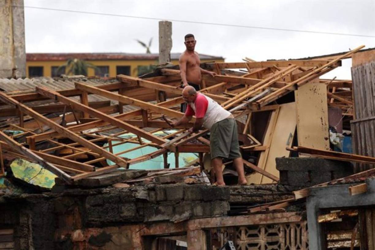 Residentes del pueblo de Baracoa, en Cuba, comienzan a reparar los daños dejados por Matthew.