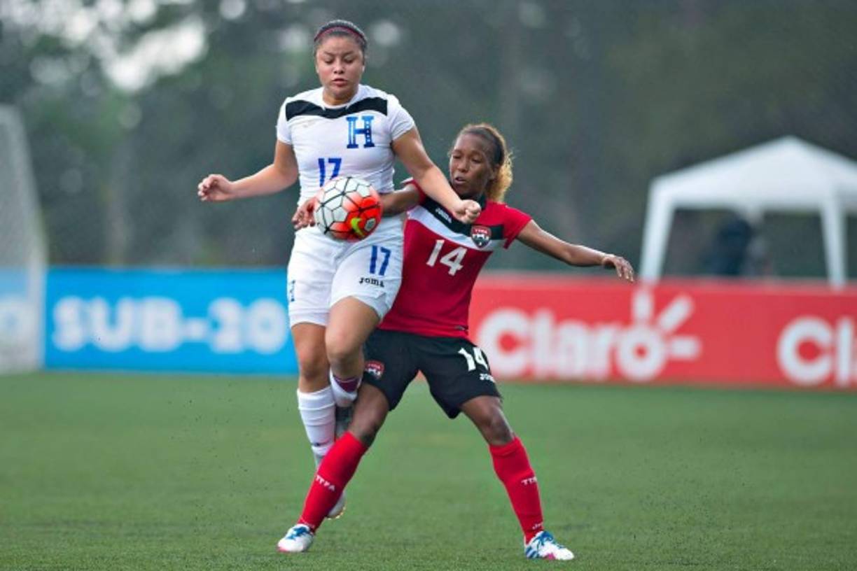 Lisbeth Bonilla lucha por el balón con la triniteca Chevonne John.