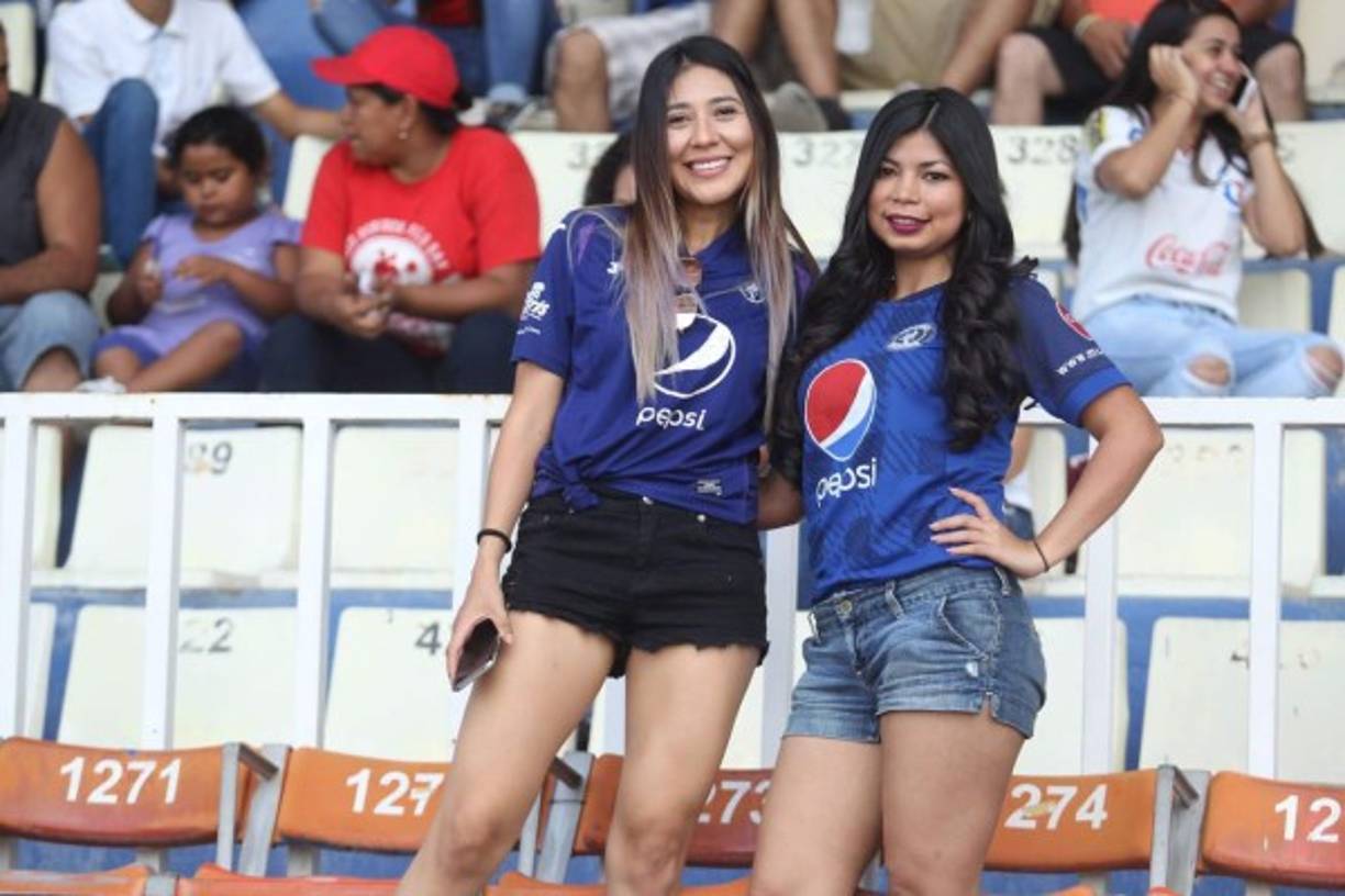 El Motagua cuenta con el apoyo de bonitas aficionadas.