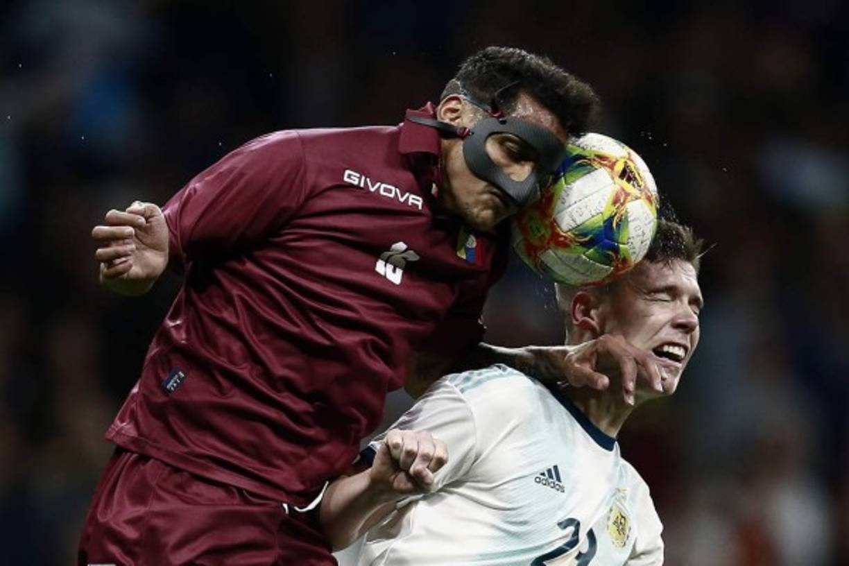 El venezolano Roberto Rosales y el argentino Juan Foyth saltan por el balón.