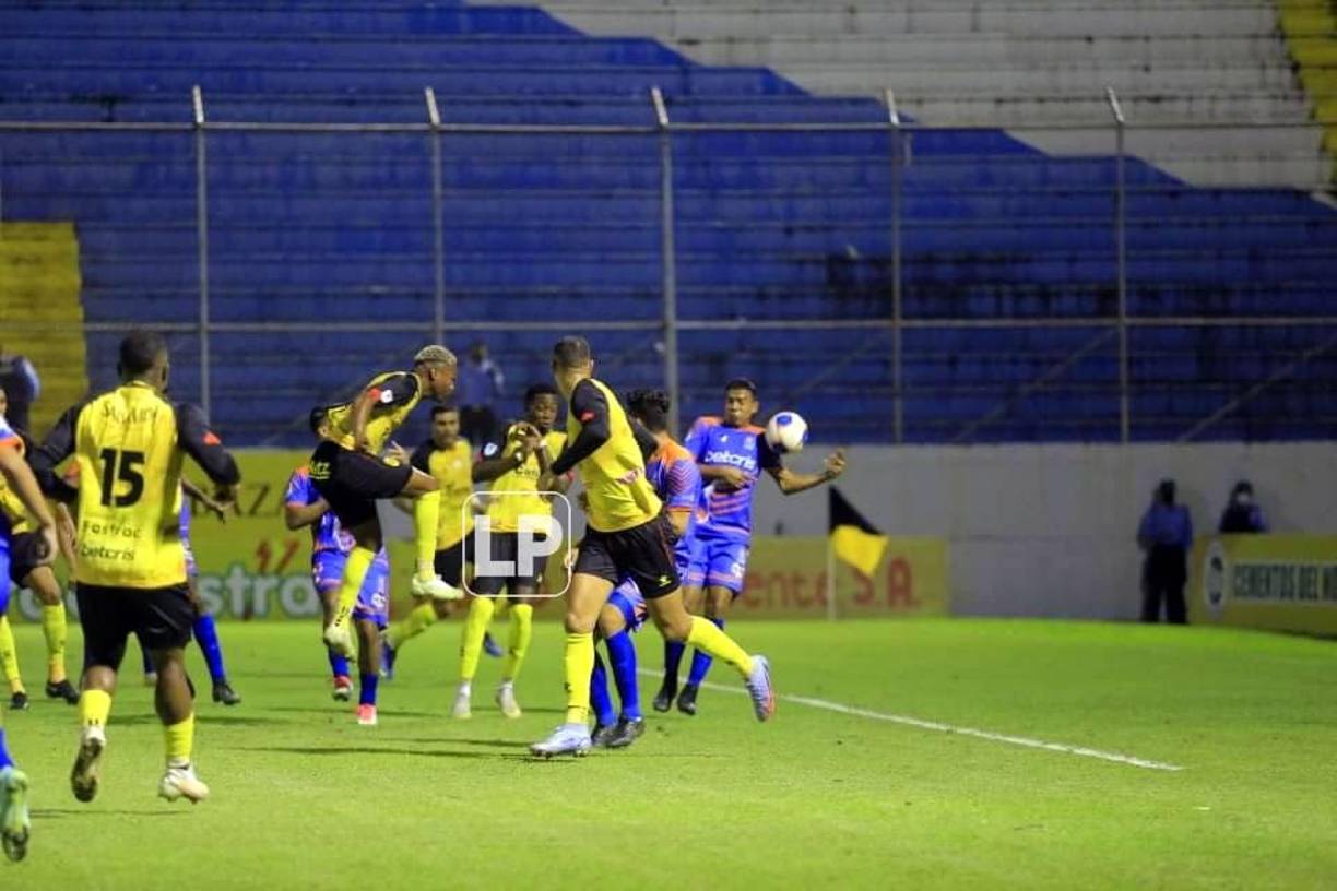 El Real España reclamó un penal en esta acción por una supuesta mano del jugador de la UPN.