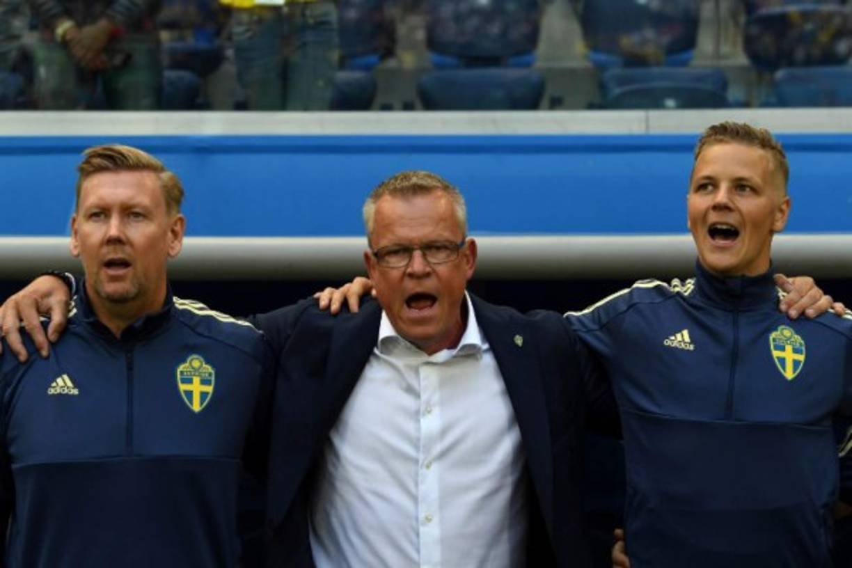 Así cantó el Himno Nacional el técnico sueco es Janne Andersson. Foto AFP