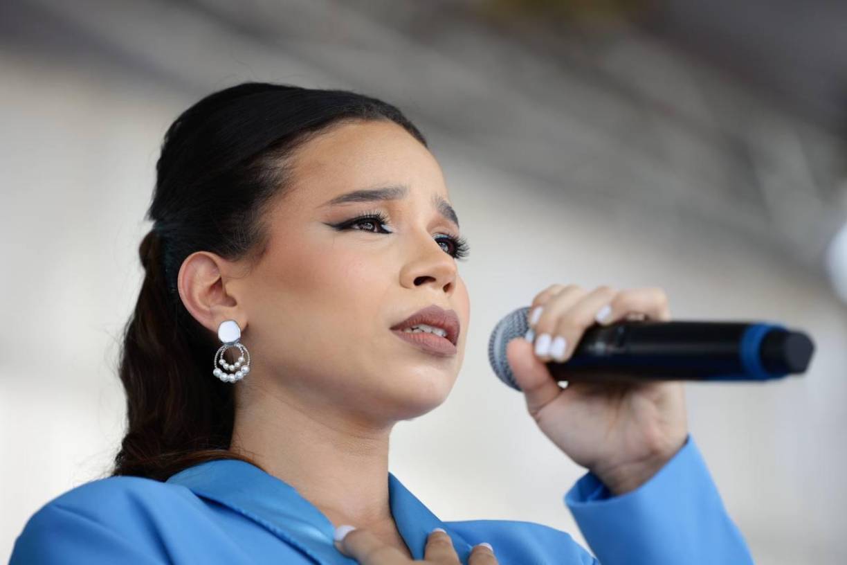 Con un maquillaje sobrio y delicadas joyas, Angie Flores demostró su elegancia y porte. 