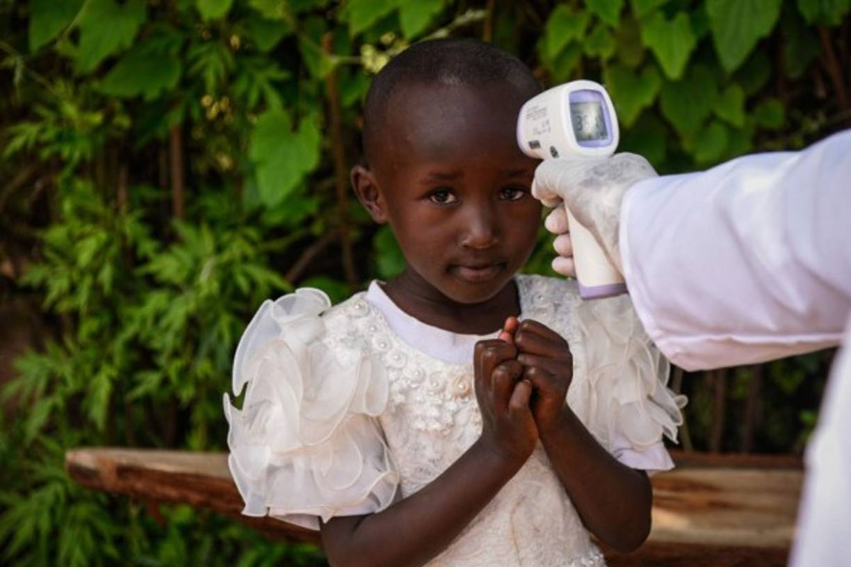 4. ¿Los niños son vectores del COVID-19?<br/><br/>Se han registrado casos de niños contagiados con coronavirus COVID-19, pero la mayoría desarrollan síntomas leves y hay relativamente pocas muertes infantiles comparadas con los decesos de los mayores.<br/><br/>Los niños son 'superpropagadores' de enfermedades en general, esto porque se mezclan con muchas personas (frecuentemente en lugares de esparcimiento o escuelas). Pero, con este virus, no está claro hasta qué punto contribuyen a propagarlo.