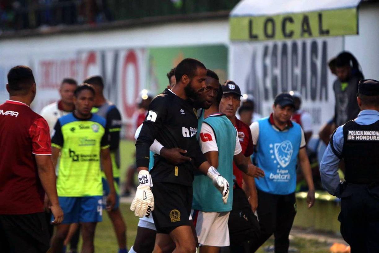 Yustin Arboleda se tuvo que llevar a Edrick Menjívar al camerino tras el final del partido.