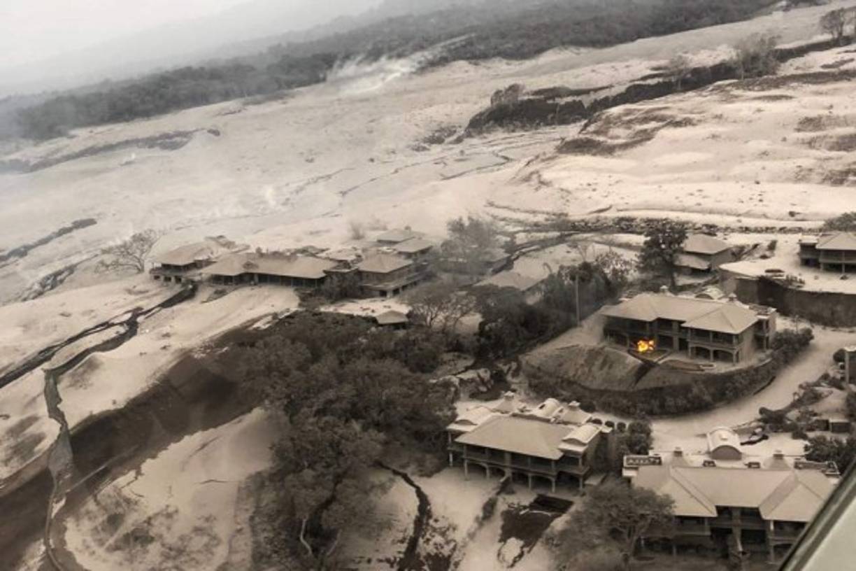 El lujoso hotel y campo de golf La Reunión, ubicado sobre las faldas del coloso de 3.763 metros de altura sobre el nivel del mar y situado más cerca del cráter que las principales aldeas y caseríos arrasados por el flujo piroclástico, realizó sus evacuaciones desde las 11:30 hora local por seguir su propio protocolo de seguridad./Foto: Plaza Pública.