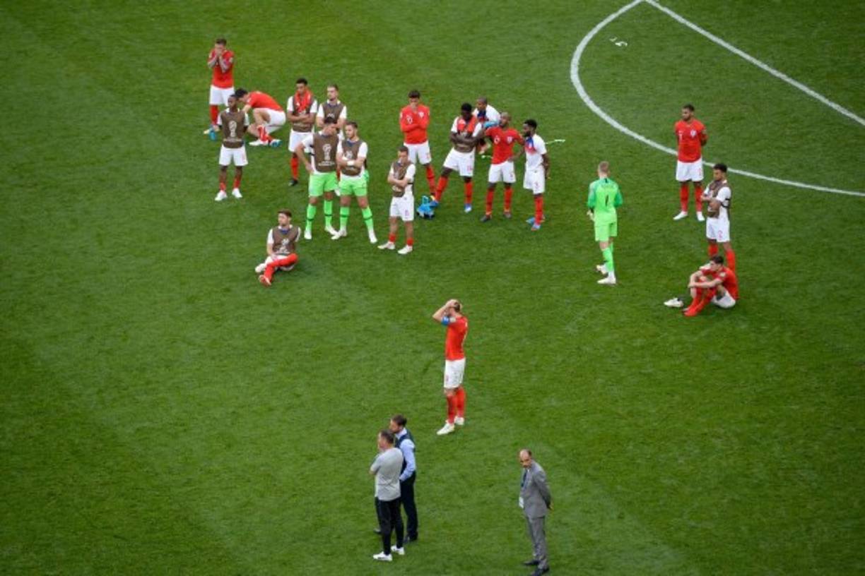 Los jugadores de Inglaterra se quedaron a un lado de la cancha para ver el momento que premiaron a Bélgica con el tercer lugar. Dignos perdedores.<br/>