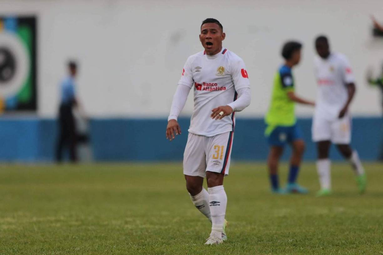 El enojo monumental de Carlos Sánchez tras el final del partido. Dejaron escapar el triunfo en el último minuto.