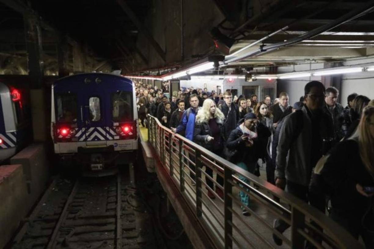 El presidente Donald Trump dijo el lunes que el ataque perpetrado por un hombre oriundo de Bangladés, de 27 años, en el metro de Nueva York pone de manifiesto la 'urgente necesidad' de que el Congreso apruebe la reforma migratoria. Tres personas resultaron con heridas leves después de que la bomba artesanal del atacante sólo explotara parcialmente, mientras el sospechoso era enviado a un hospital aparentemente con serias quemaduras y heridas en su torso y manos.