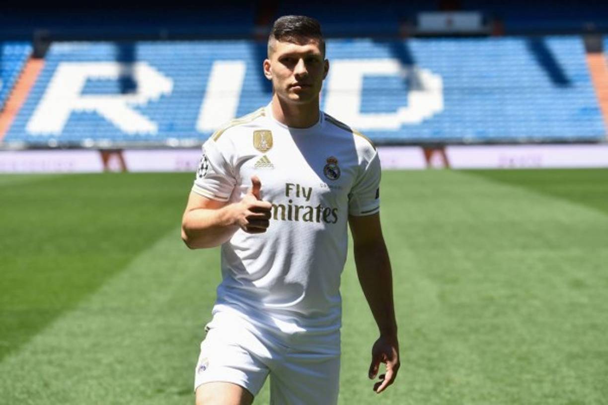 El delantero serbio Luka Jovic fue presentado como nuevo jugador del Real Madrid ante sus nuevos aficionados, en el estadio Santiago Bernabéu. El jugador de 21 años prometió luchar por un puesto. 'Soy el chico más feliz del mundo', dijo en rueda de prensa. 'Estoy muy feliz por pertenecer al club más grande del mundo y espero cumplir con todo lo que se espera de mí'. Firmó por seis temporadas.