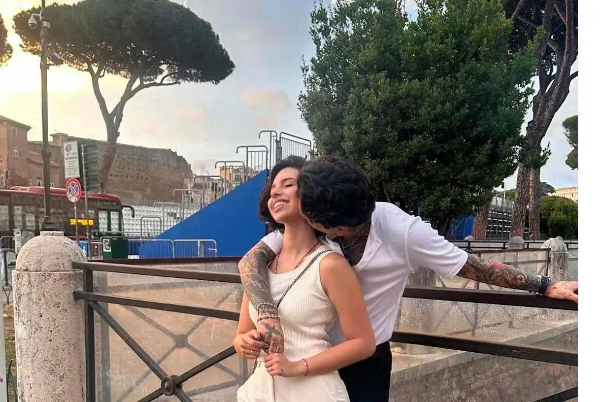 Sin embargo, los fans de Cazzu están indignados, ya que se dieron a la tarea de sacar a la luz videos y capturas de pantalla en donde se veía a Ángela Aguilar opinar maravillas de la relación de Cazzu y Christian Nodal, a quienes veía como sus “amigos”.