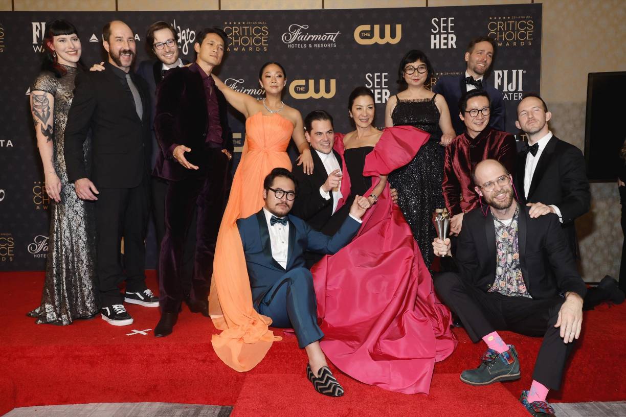 La película de ciencia ficción “Todo en todas partes al mismo tiempo” logró este martes 11 nominaciones a los premios Óscar y lidera la carrera por las codiciadas estatuillas, que se entregarán el 12 de marzo en Hollywood. Le siguen el film antibelicista alemán “Sin novedad en el frente” y la comedia negra irlandesa “Los espíritus de la isla” (“Almas en pena de Inisherin”, en España), cada una con nueve nominaciones de la Academia de Artes y Ciencias Cinematográficas.