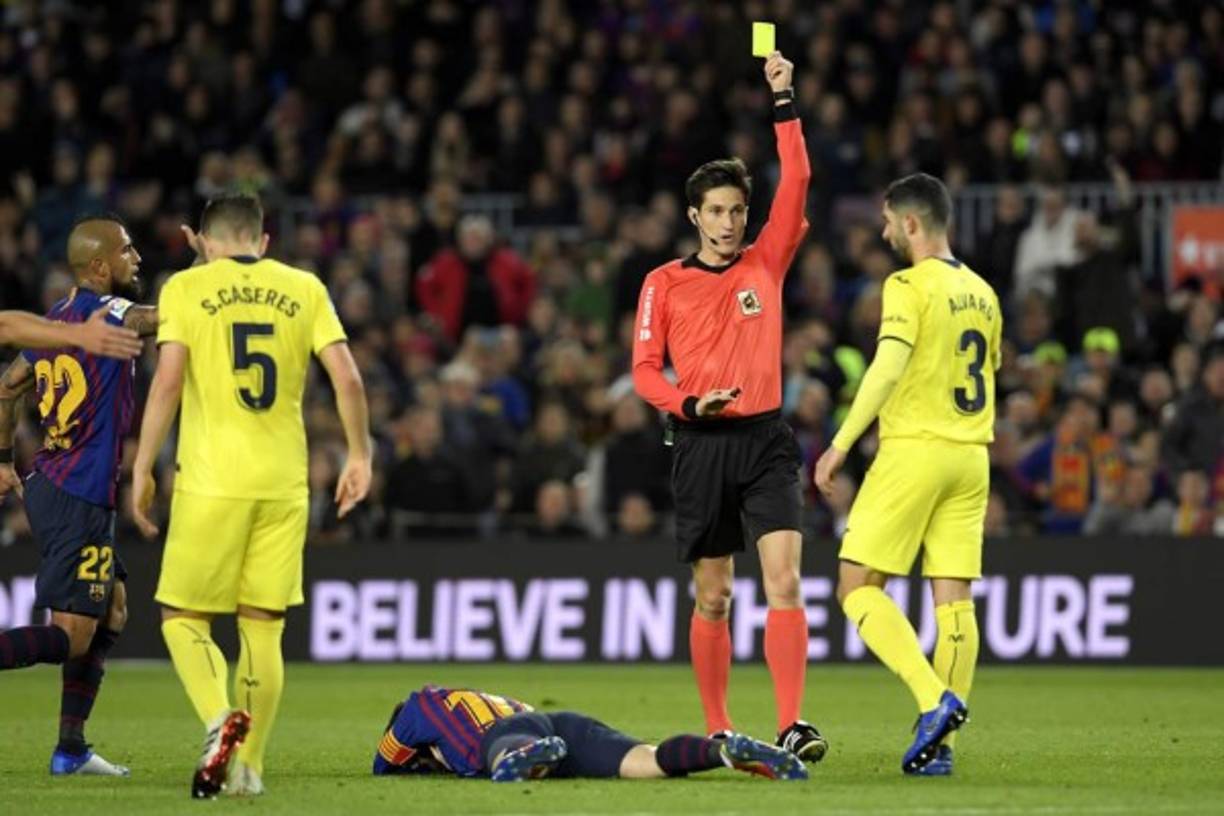 En el minuto 25 de la primera mitad, los dos centrales del Villarreal, Álvaro González y Víctor Ruiz, ya tenían una cartulina amarilla cada uno, por duras acciones contra Leo Messi.