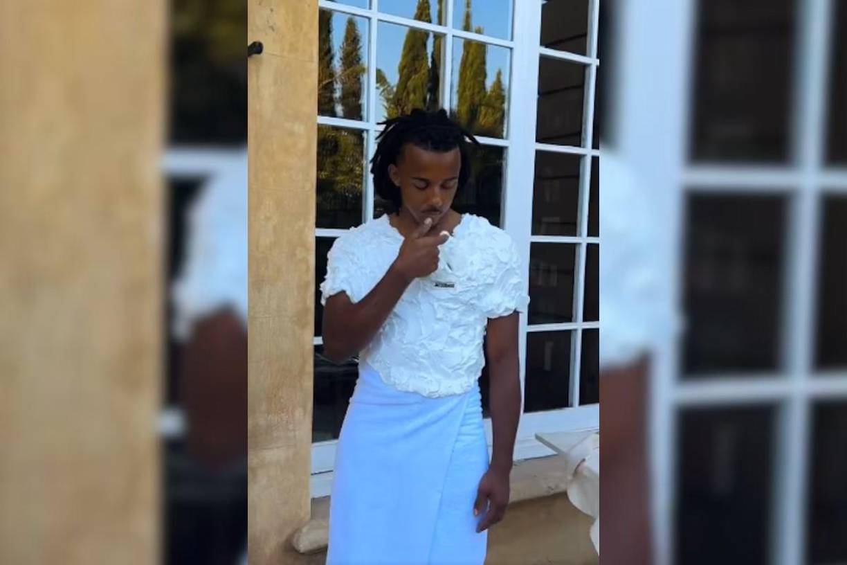 En las imágenes se ve como el futbolista del FC Barcelona está siendo cubierto todo el torso con el producto e incluso llega a probarlo.