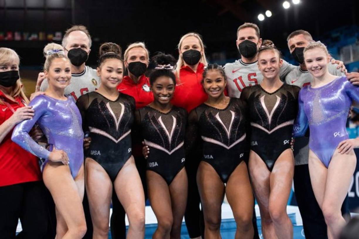 En cambio, sus rivales estadounidenses, Mykayla Skinner, Sunisa Lee, Simone Biles, Jordan Chiles, Grace McCallum y Jade Carey, mostraron con un orgullo sus leotardos adornados con 3,500 cristales de Swarovski.