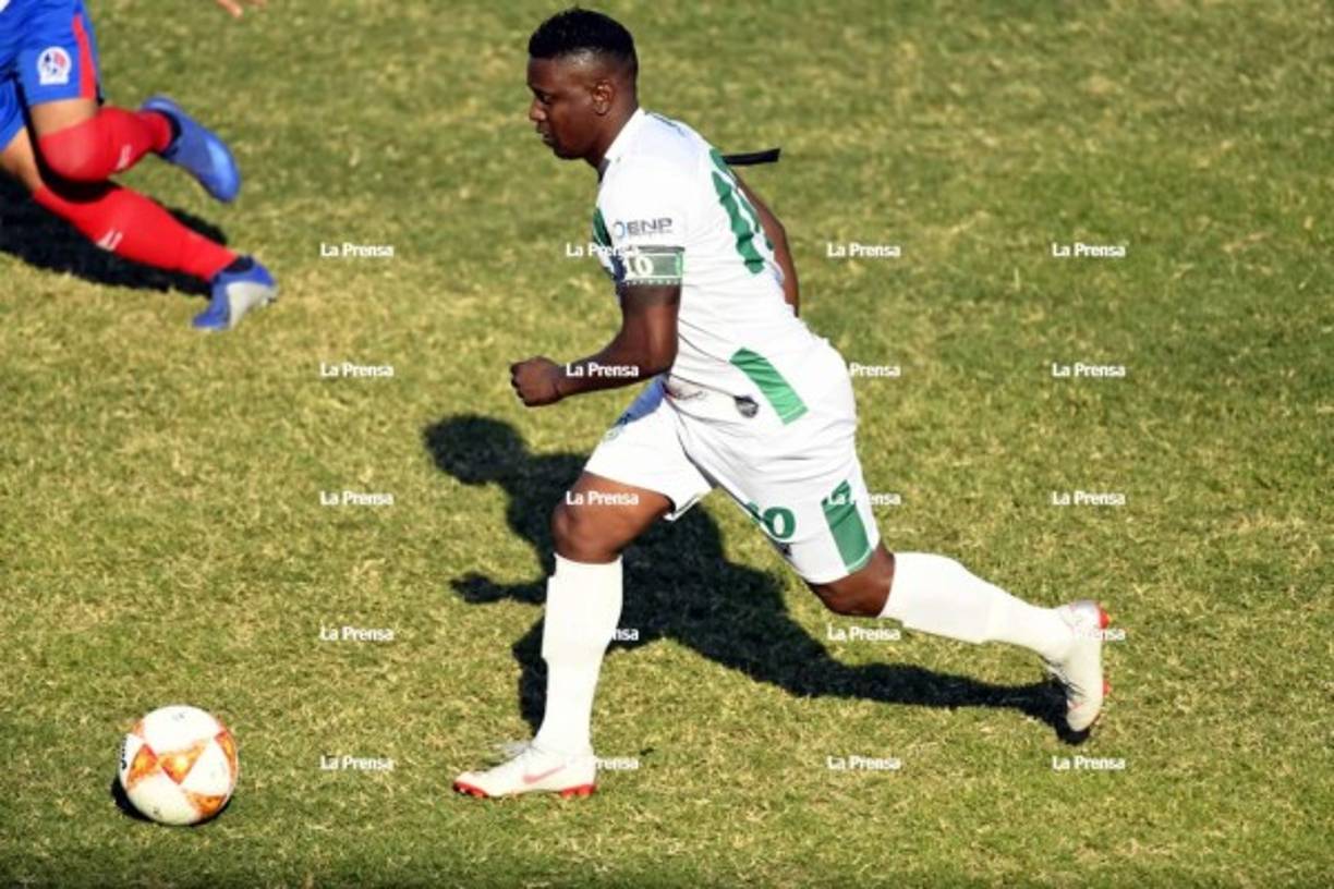 Edgard Álvarez conduciendo el balón durante su último partido como profesional con el Platense frente al Olimpia.