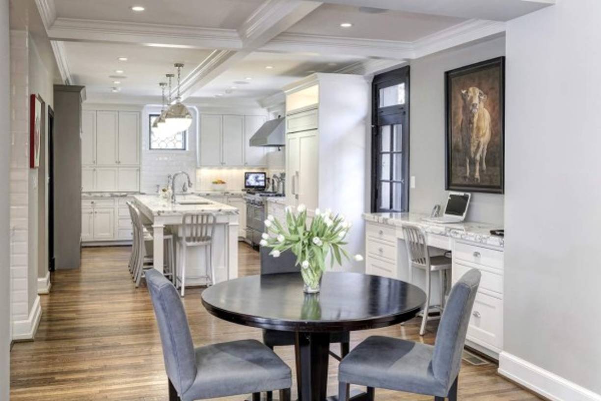 El blanco predomina en paredes y muebles.