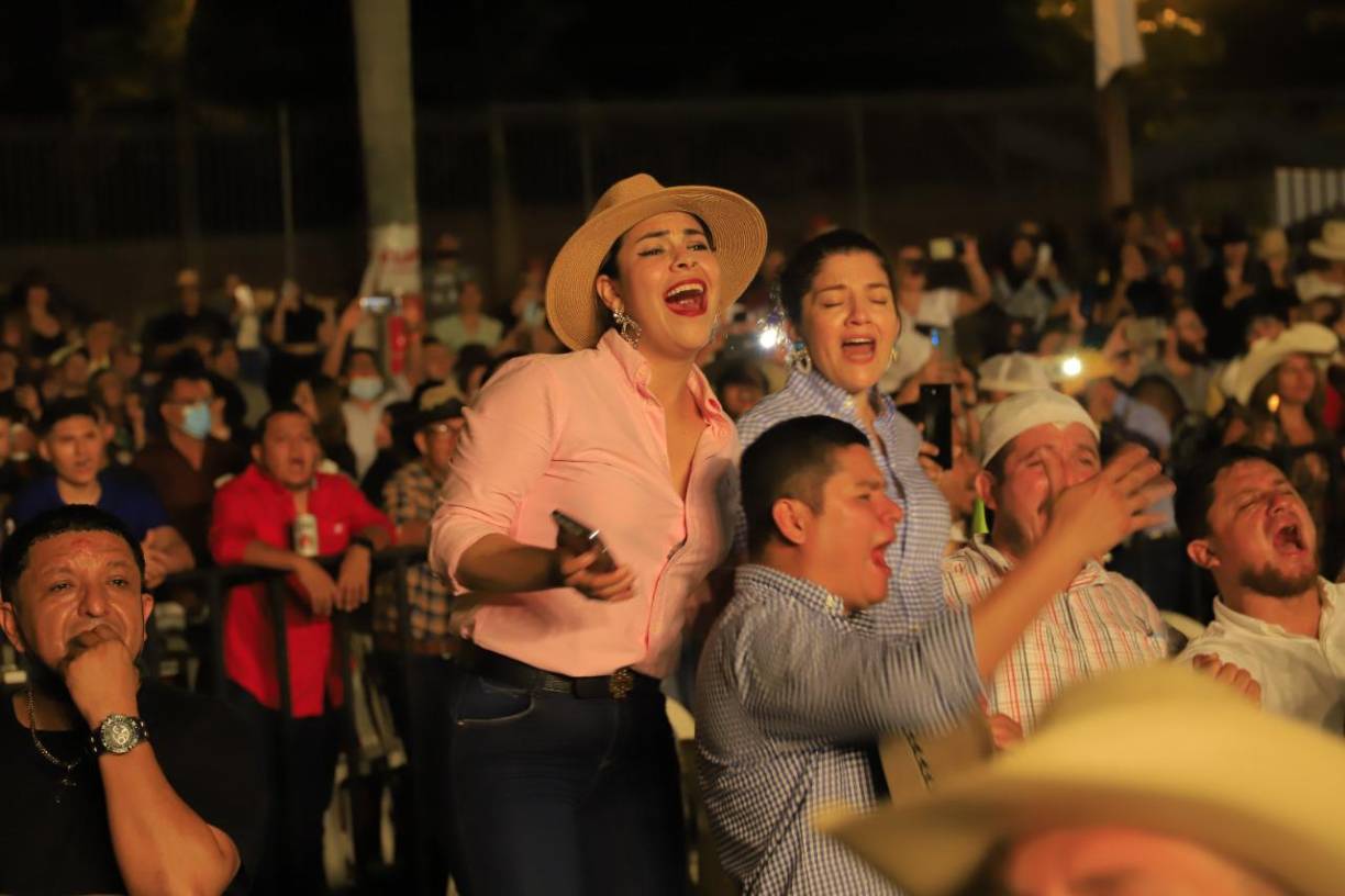 Las hermosas damas tampoco podían faltar en el concierto de Los Tigres del Norte. 