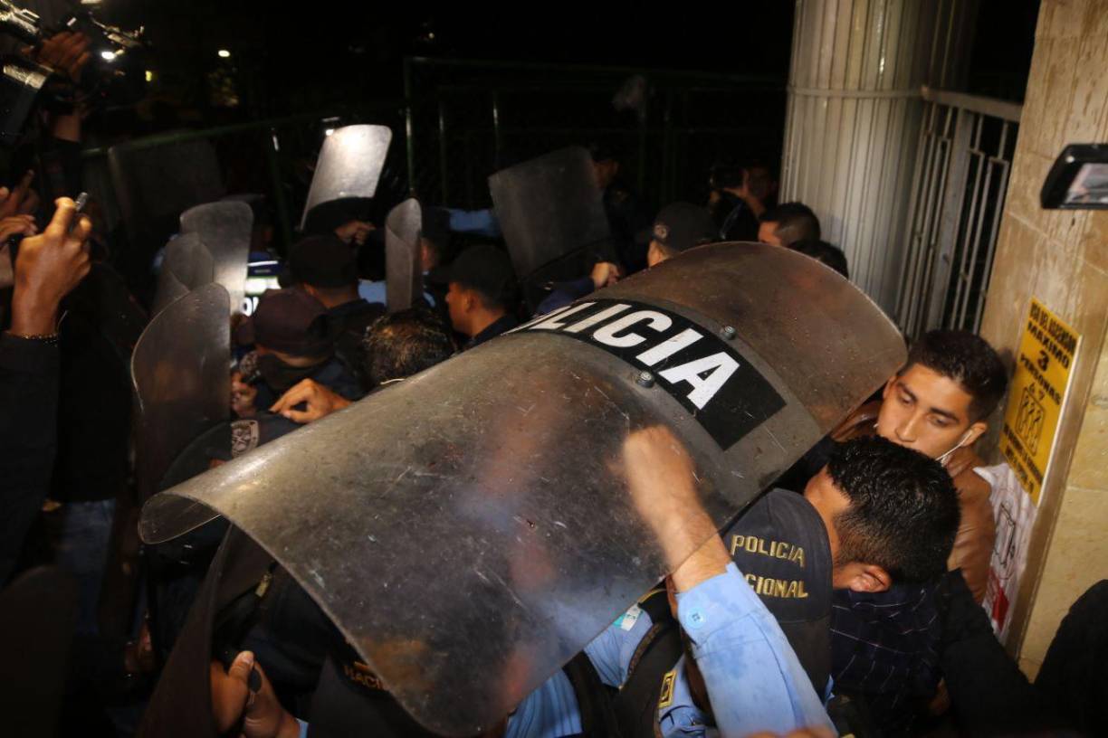 Policías intentaron proteger a los diputados de las piedras y botellas de vidrio lanzadas por simpatizantes de Libre. 