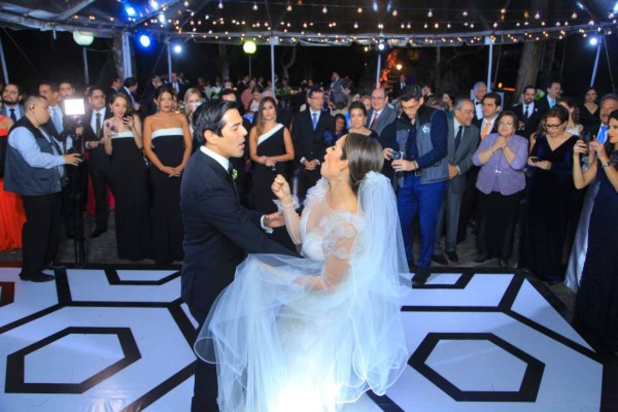 Los novios durante su primer baile fueron cómplices de la emoción de su casamiento.