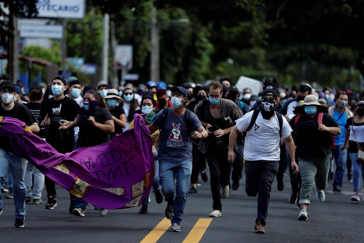 El mandatario, al que las encuestas dan una alta popularidad y la revista Time colocó entre las 100 celebridades más influyentes, vio este 15 de septiembre la primera manifestación en su contra que concentró a miles de personas.