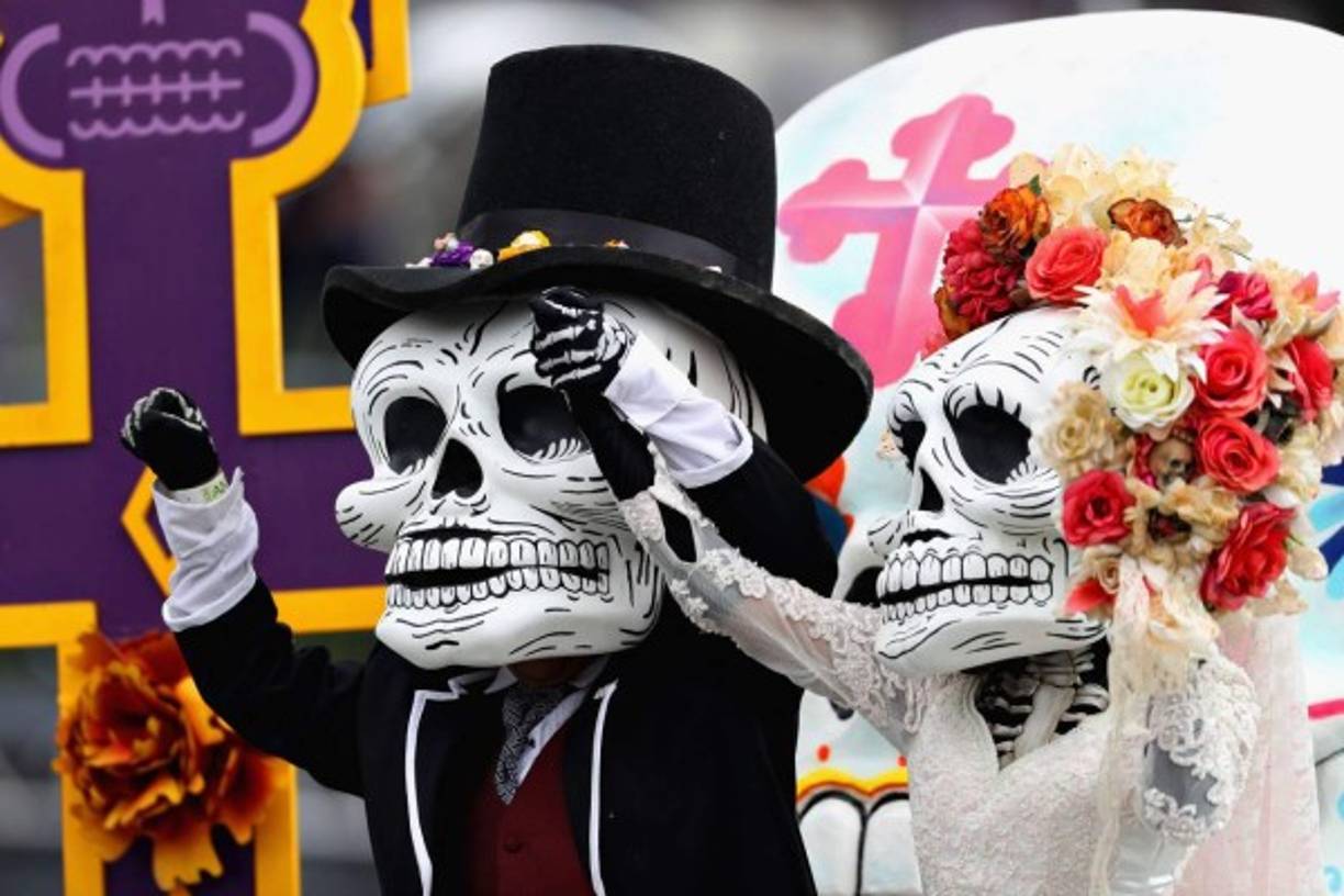 México. Desfile de Catrinas. Cientos de Catrinas, ícono que identifica la celebración del Día de Muertos en México, desfilaron en la Fiesta de los Santos.