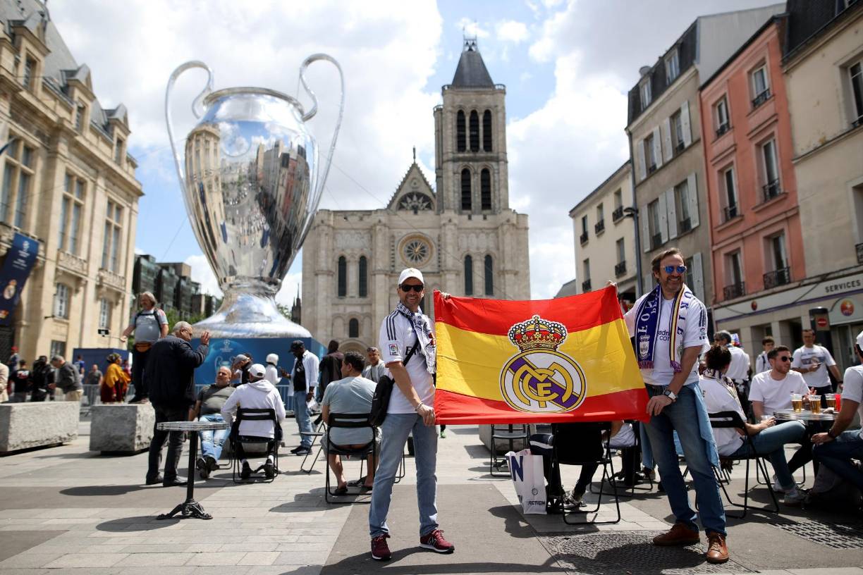 Miles de aficionados del Real Madrid han viajado a París para apoyar a su equipo en la final de la Champions.