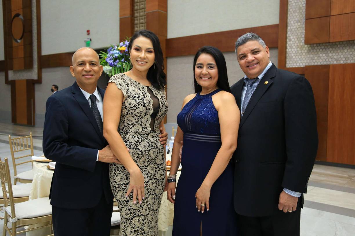 Víctor y Kenia Hernández junto a Marlene y Sergio Rivera