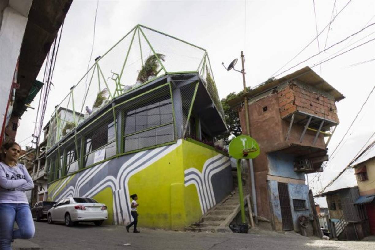 La construcción que desafía toda la física, se encuentra en el corazón de Petare, Venezuela, uno de los barrios más peligrosas y horribles del mundo.