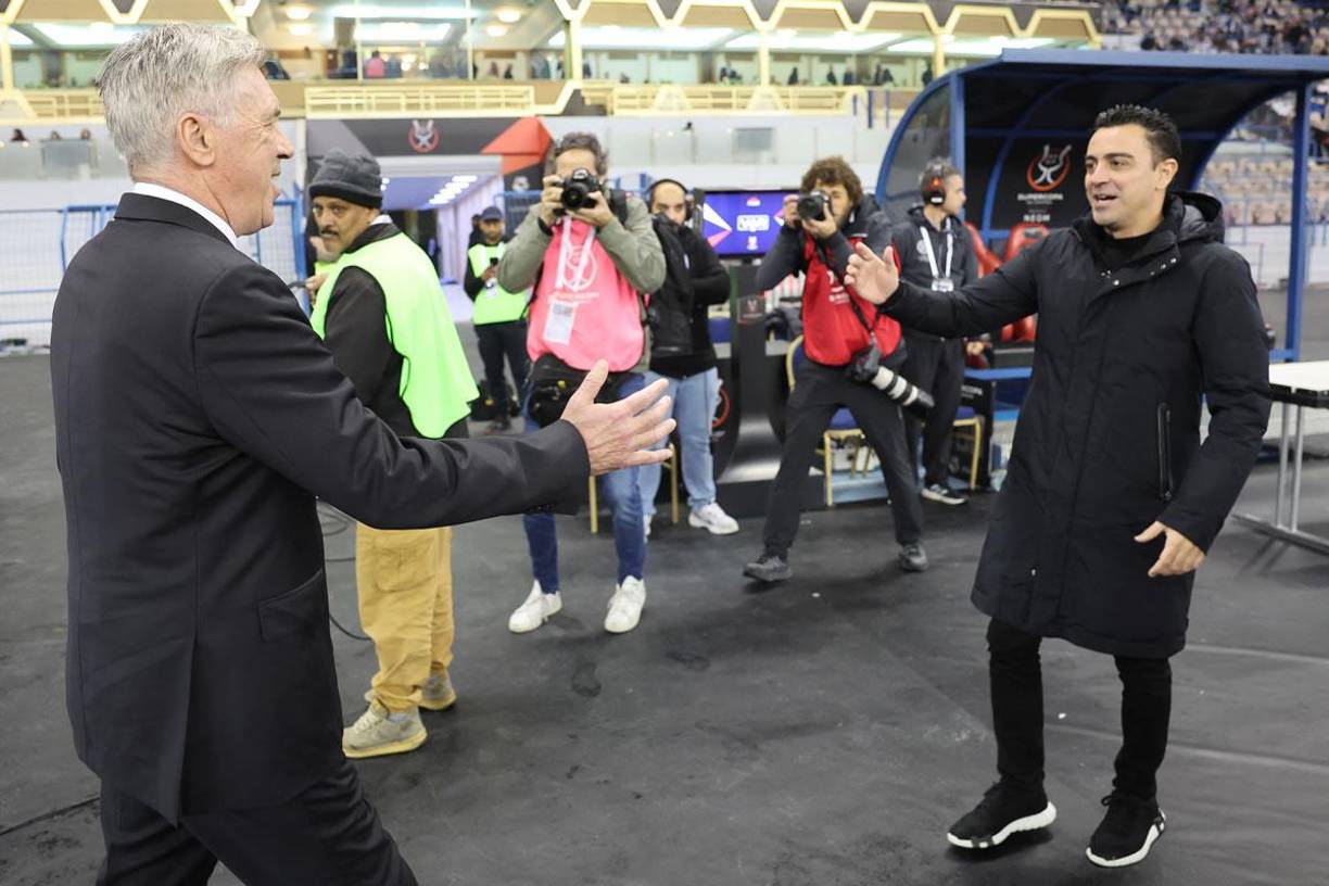El cariñoso saludo entre Carlo Ancelotti y Xavi Hernández antes del inicio del partido.