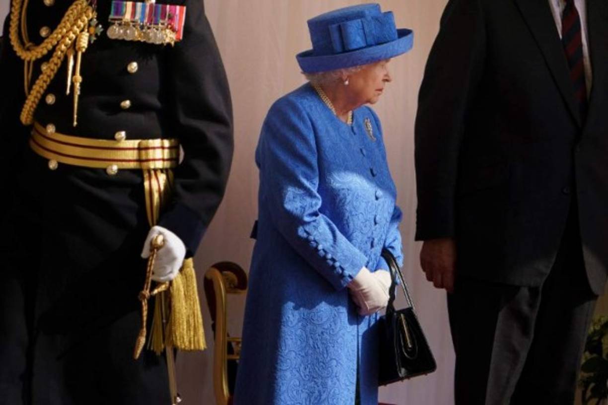 El presidente llegó más de diez minutos tarde al castillo de Windsor, y la reina esperó bajo el sol.
