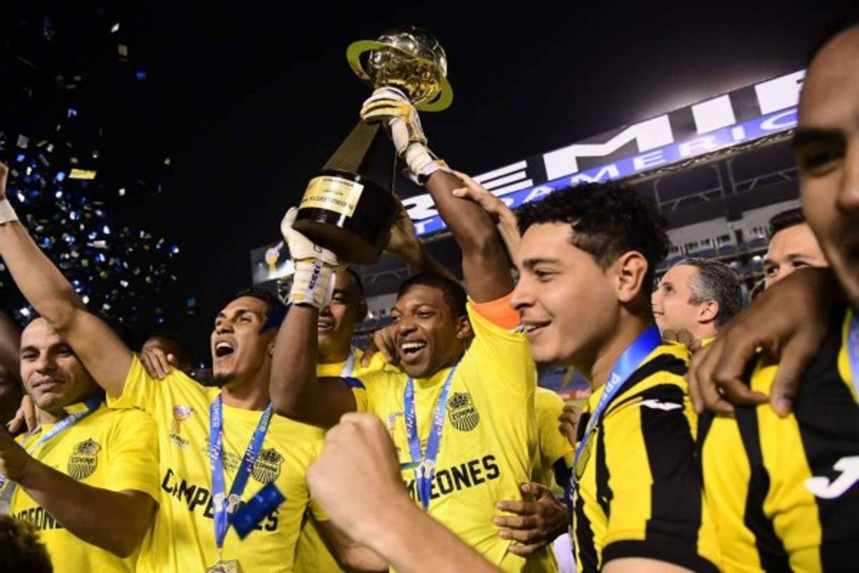 El capitán del Real España, Luis 'Buba' López, alzando el trofeo.