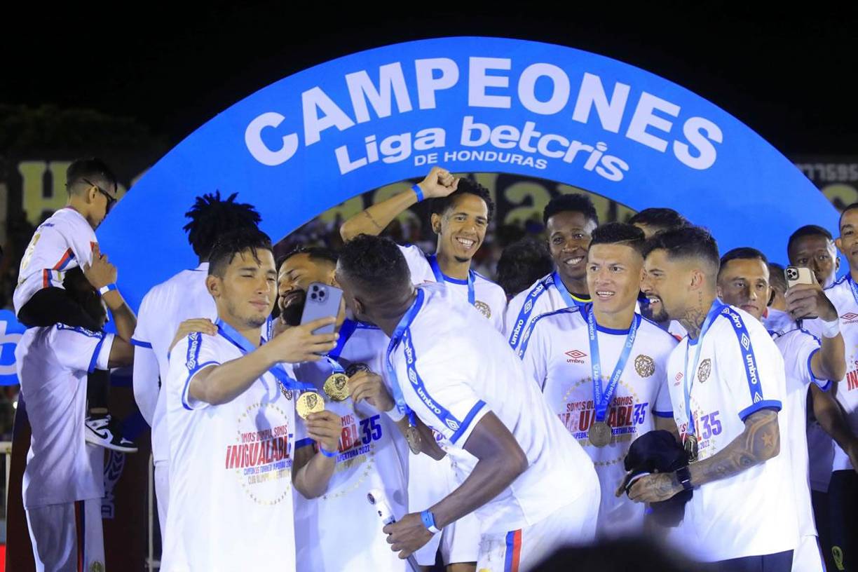 Jorge Álvarez fue la nueva víctima del beso de campeón de Brayan Beckeles. En el pasado tras ganar otro título lo hizo con Michaell Chirinos.