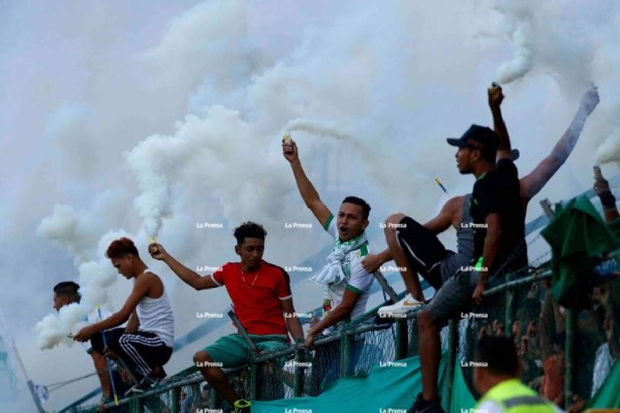 La afición del Platense también puso el ambiente en el estadio Excélsior contra el Motagua.